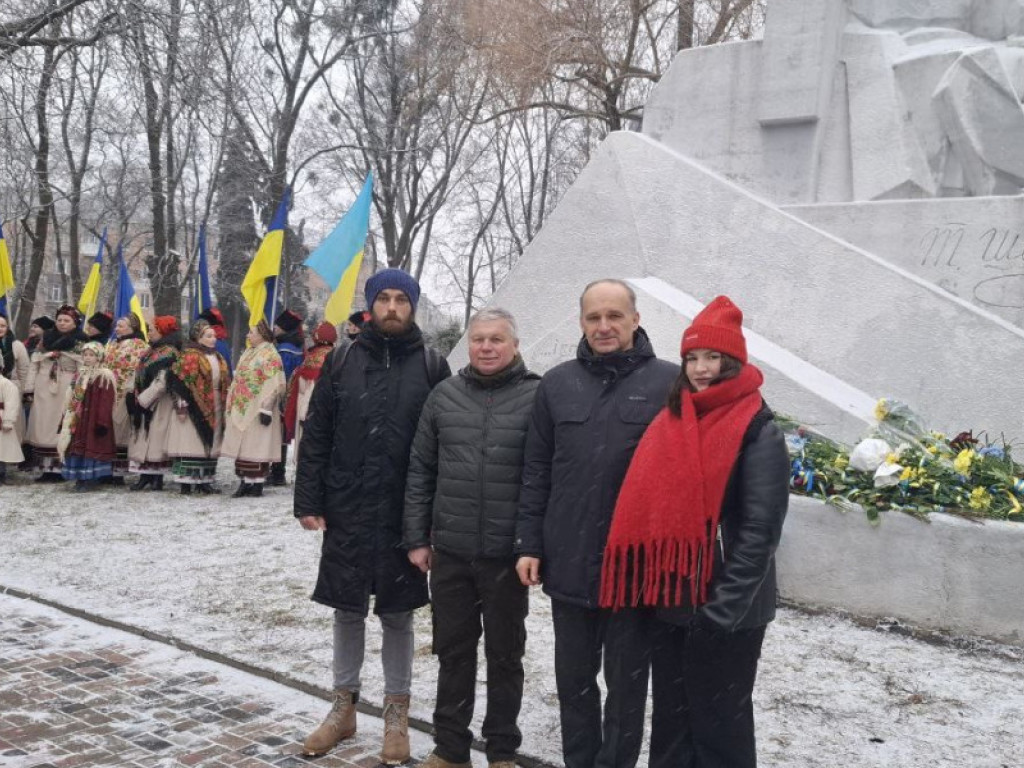 Разом навіки: квіти до підніжжя пам`ятника великому оспівачу Свободи Єдності України Тарасу Шевченку