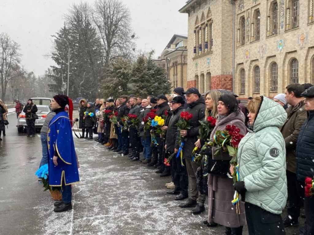 Разом навіки: квіти до підніжжя пам`ятника великому оспівачу Свободи Єдності України Тарасу Шевченку