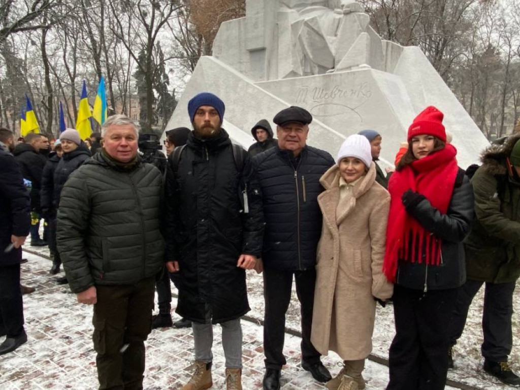 Разом навіки: квіти до підніжжя пам`ятника великому оспівачу Свободи Єдності України Тарасу Шевченку